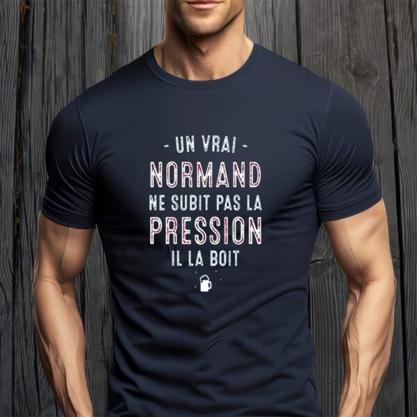 Un Vrai Normand Ne Subit Pas La Pression Il Laboit t-Shirt