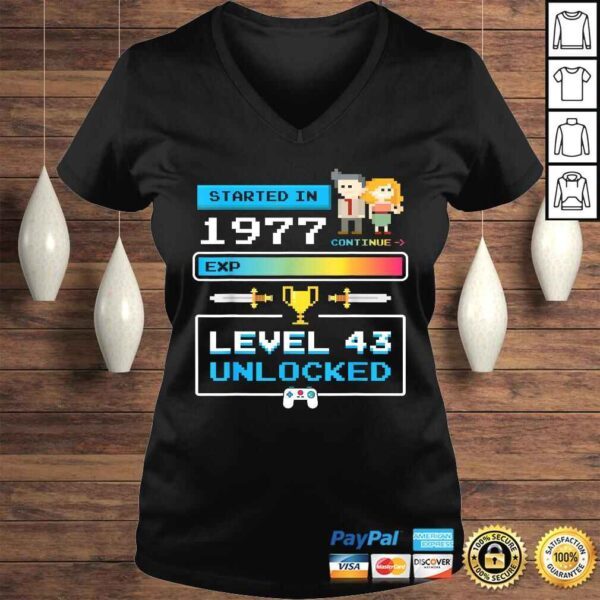 1977 43rd Birthday Gamer Cute Level 43 Unlocked Video Games V-Neck T-Shirt - Image 2